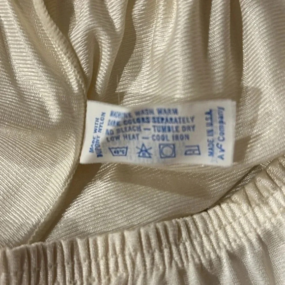 Vintage Vanity Fair Women’s Nylon Ivory Half Slip Size Small - Picture 4 of 4